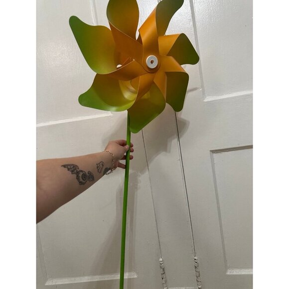 Large yellow and green whirly garden decor - Picture 11 of 12